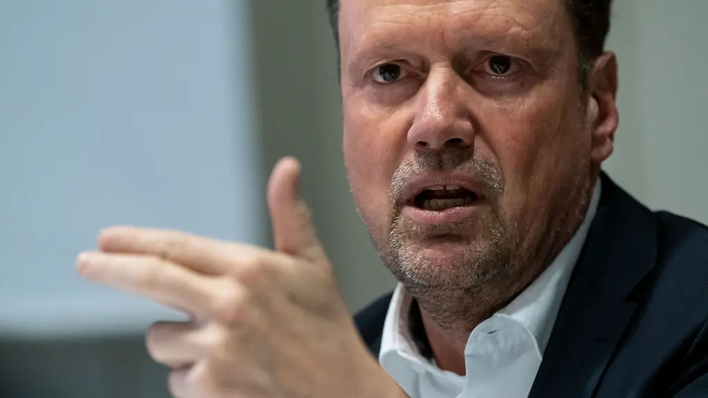 Dirk-Toepffer-spricht-im-Landtag-waehrend-einer-Pressekonferenz