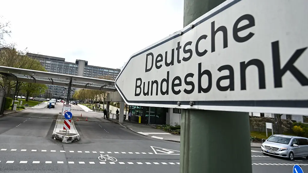 Ein-Schild-Deutsche-Bundesbank-steht-vor-dem-Haupteingang-der-Deutschen-Bundesbank
