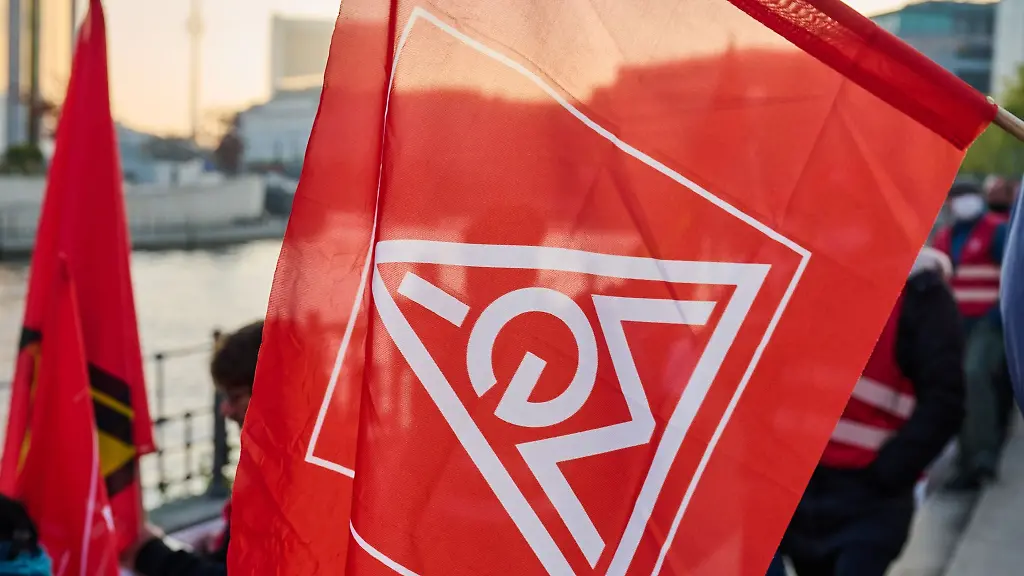 IG-Metall-Fahnen-werden-geschwungen