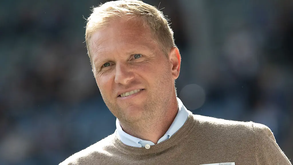 Fuerths-Trainer-Marc-Schneider-ist-vor-dem-Spiel-im-Stadion