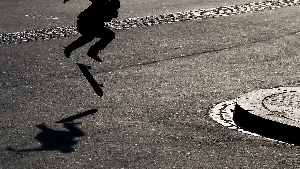 Die-Silhouette-eines-Skaters-zeichnet-sich-im-Licht-der-untergehenden-Sonne-ab