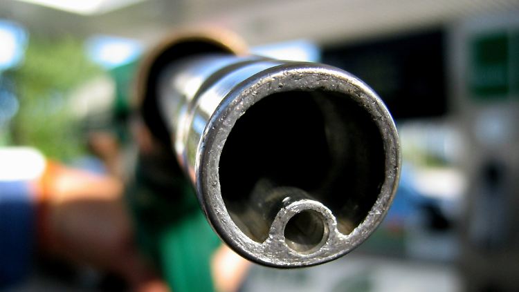 Wie eine gezogene Waffe: Heizkosten, Spritpreise, Transportkosten - Die Rohölabhängigkeit bedroht die Konjunktur an vielen Stellen.