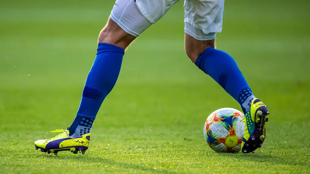 Ein-Fussballspieler-ist-am-Ball