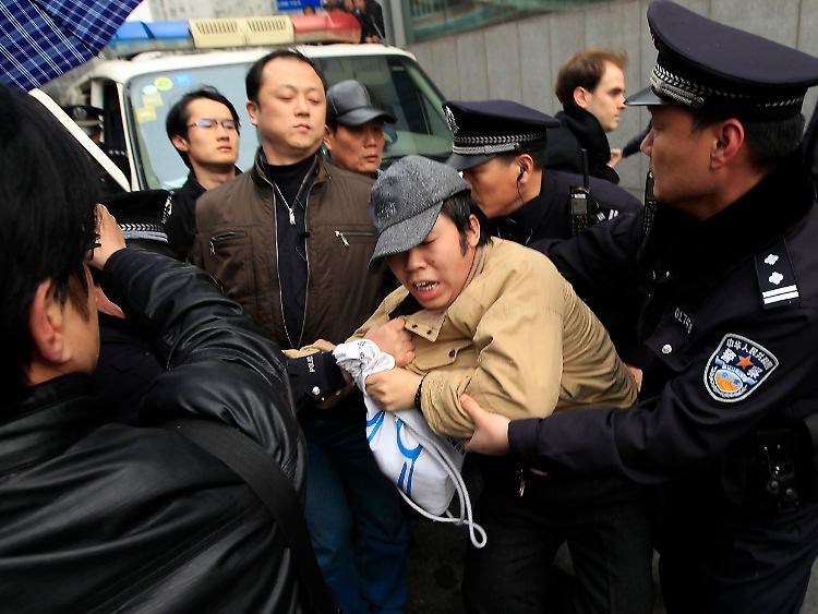 Auch in Shanghai greift die Polizei durch, um Proteste im Keim zu ersticken. Dieser Mann hatte öffentlich zur "Jasmin-Revolution" aufgerufen.