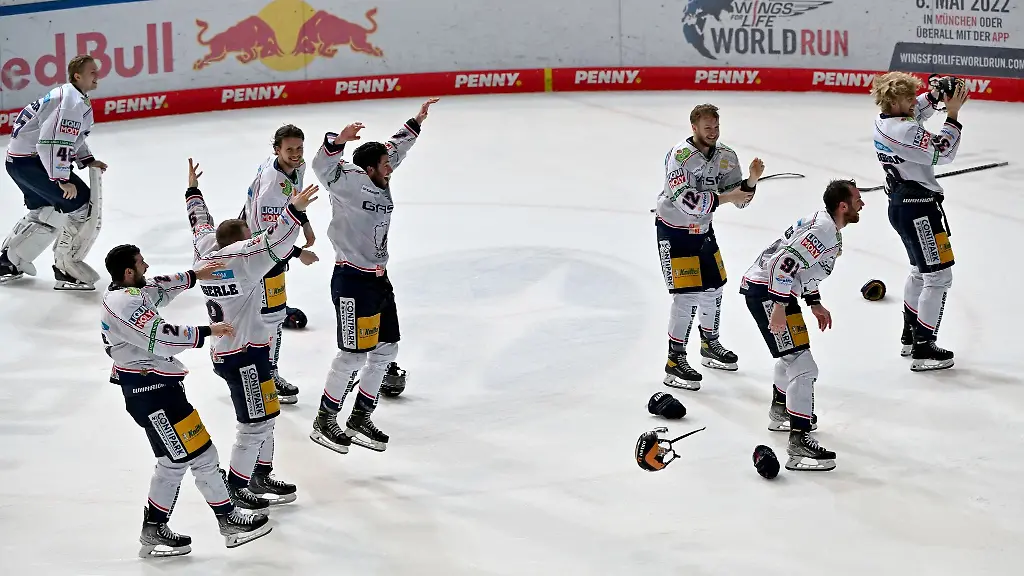 Die-Spieler-jubeln-nach-ihrem-Sieg-im-Meisterschaftsfinale