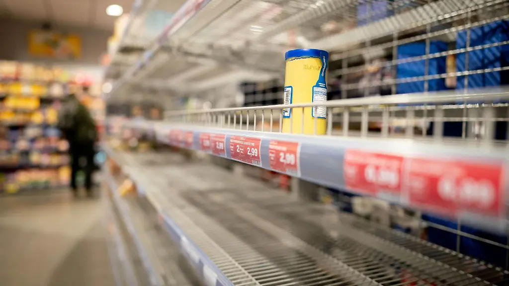 Ein-Senfglas-steht-in-einem-ansonsten-leeren-Regal-in-einem-Supermarkt