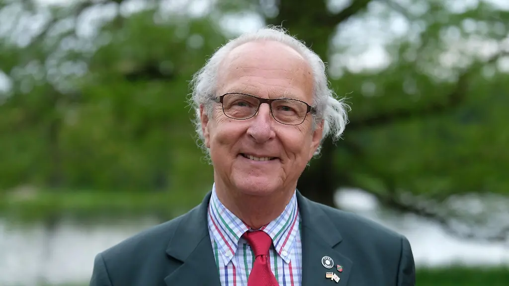 Eduard-Prinz-von-Anhalt-steht-im-Woerlitzer-Park-waehrend-eines-Besuchs-des-britischen-Thronfolgers