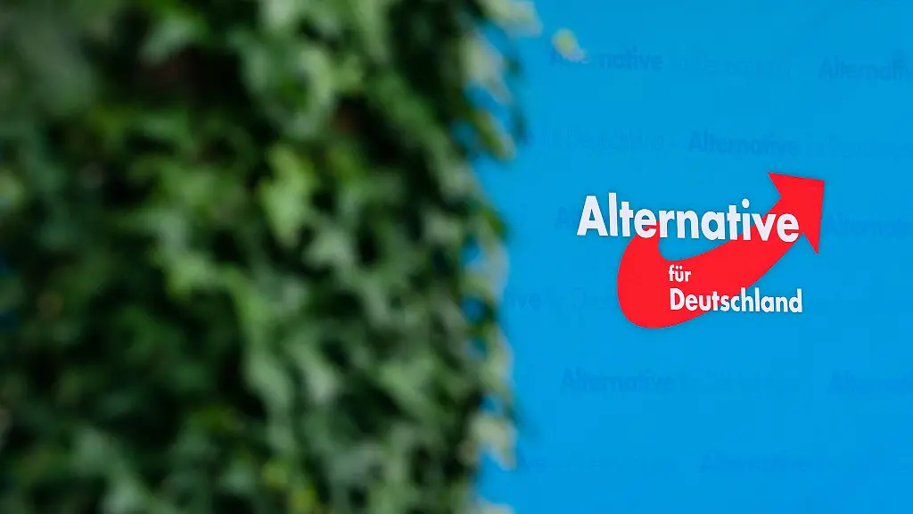 Ein-Plakat-mit-dem-Logo-der-Partei-Alternative-fuer-Deutschland-AfD