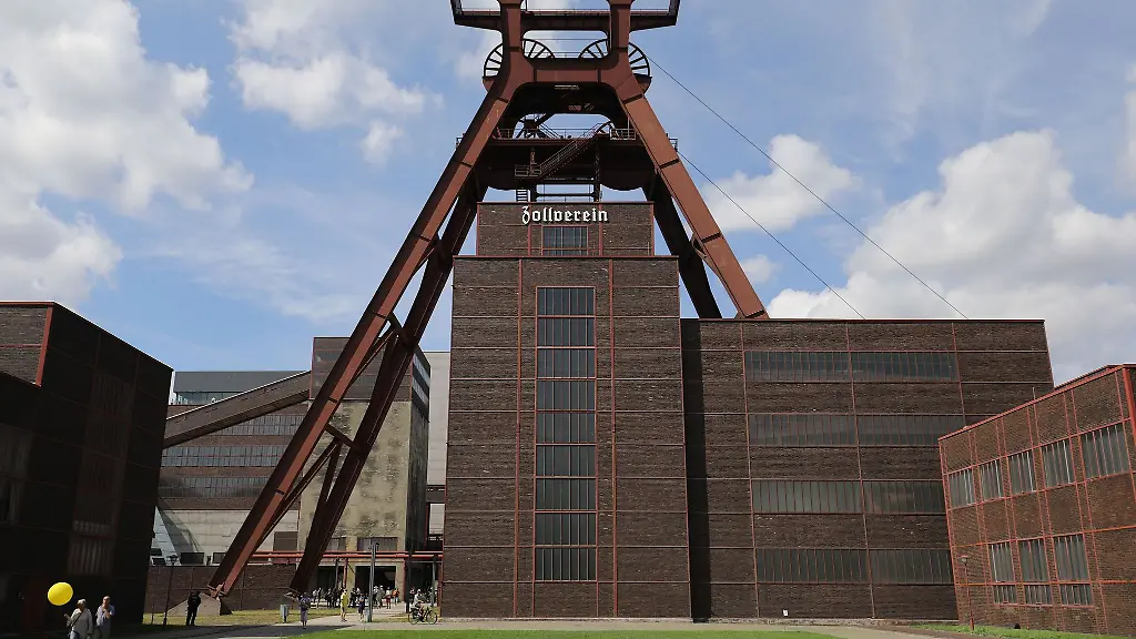 Der-Foerderturm-der-Zeche-Zollverein