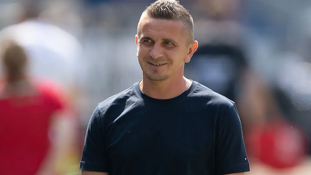 Regensburgs-Trainer-Mersad-Selimbegovic-ist-vor-dem-Spiel-im-Stadion