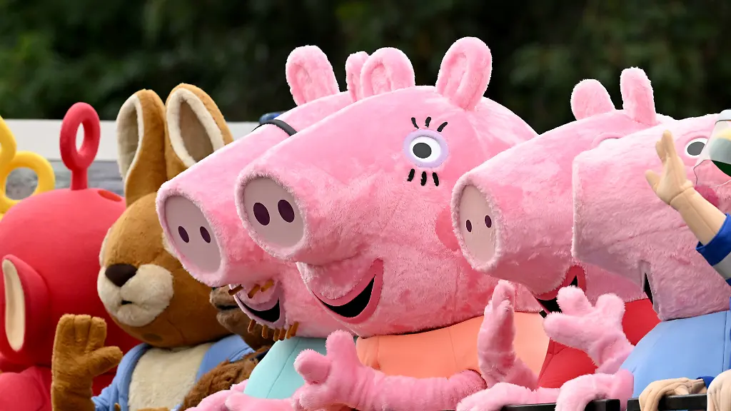 2022-06-05T182534Z-2080651677-RC2TLU911WBW-RTRMADP-3-BRITAIN-ROYALS-PLATINUM-JUBILEE-PAGEANT