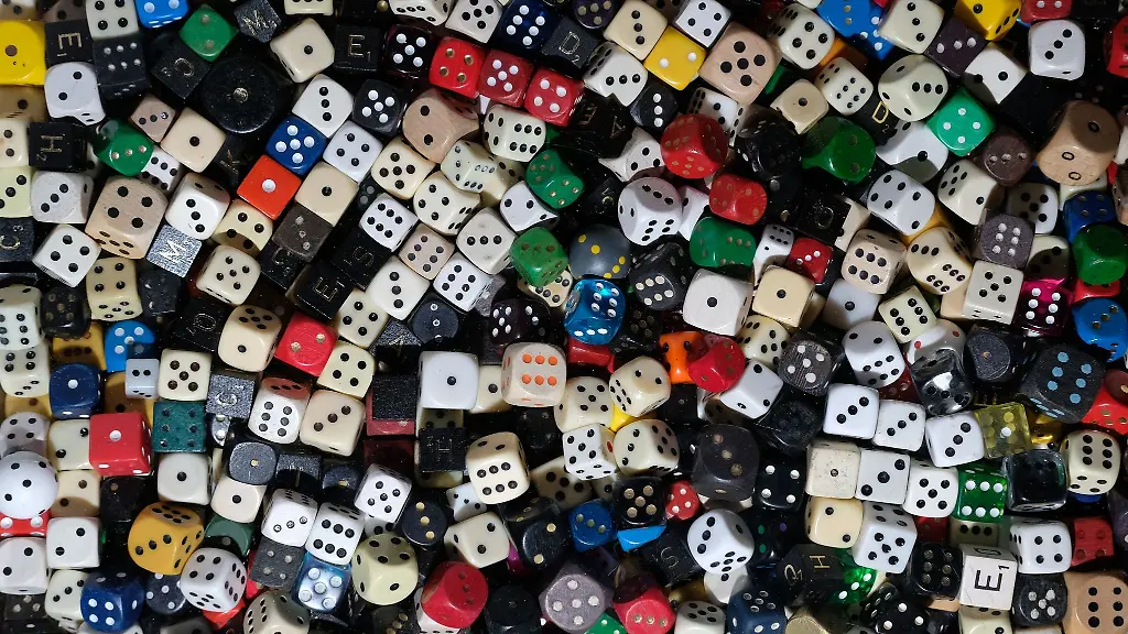 Wuerfel-liegen-in-einem-Kasten