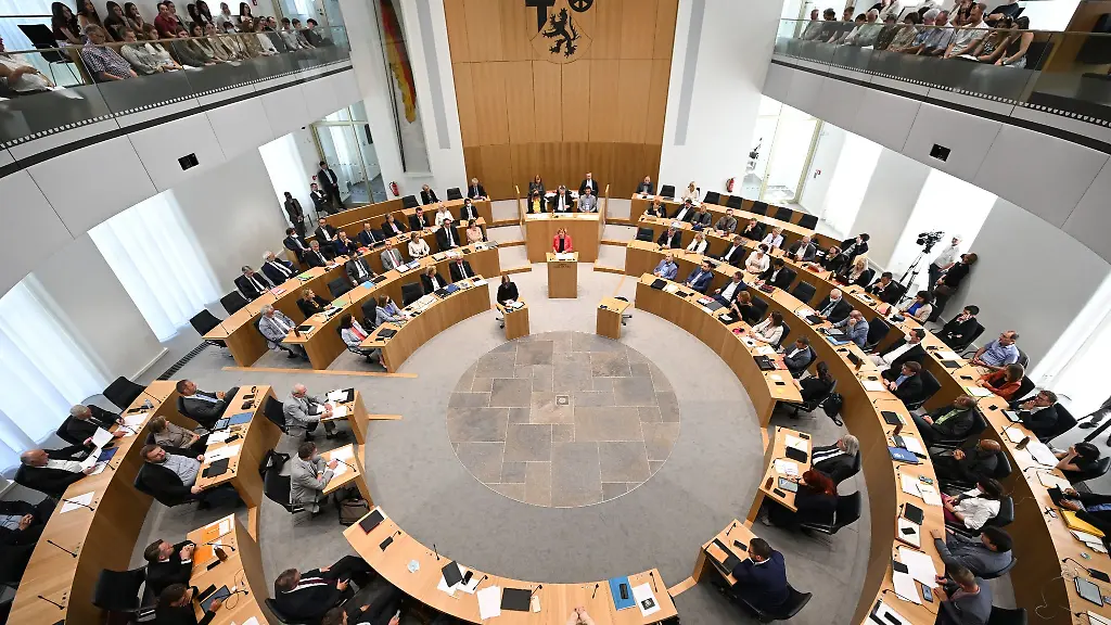 Blick-in-den-Plenarsaal-des-Landtags-von-Rheinland-Pfalz