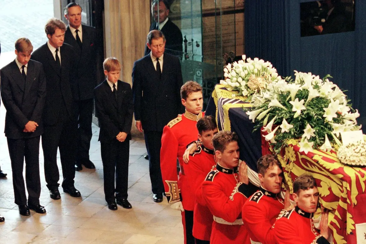 Prinz-William-l-r-Dianas-Bruder-Charles-Spencer-Prinz-Harry-und-Prinz-Charles-stehen-hinter-dem-Sarg-von-Prinzessin-Diana-auf-dem-Weg-zur-Trauerfeier-in-der-Westminster-Abtei