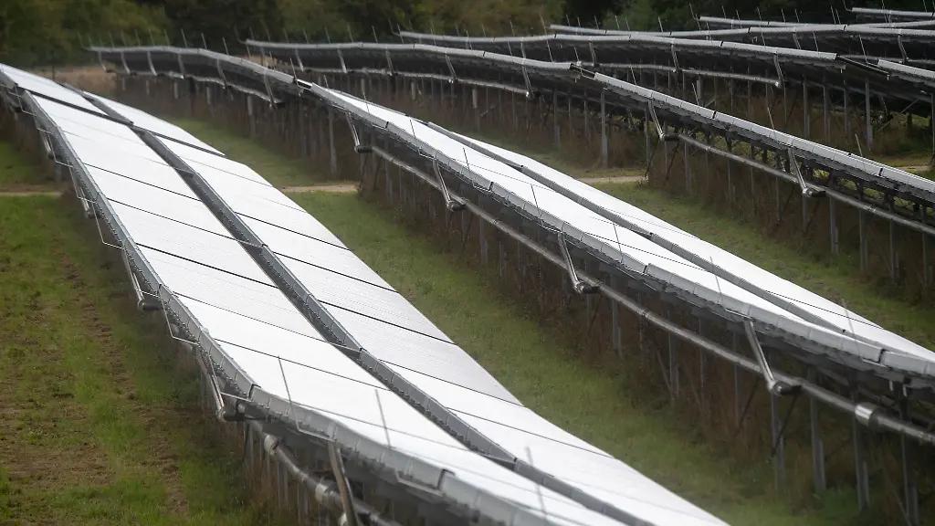 Blick-auf-Kollektoren-auf-dem-Gelaende-der-Solarthermieanlage