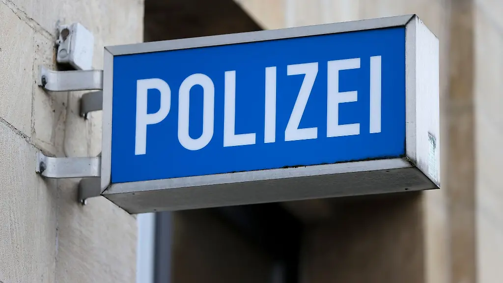 Ein-LED-Leuchtkasten-haengt-an-einem-Polizeirevier