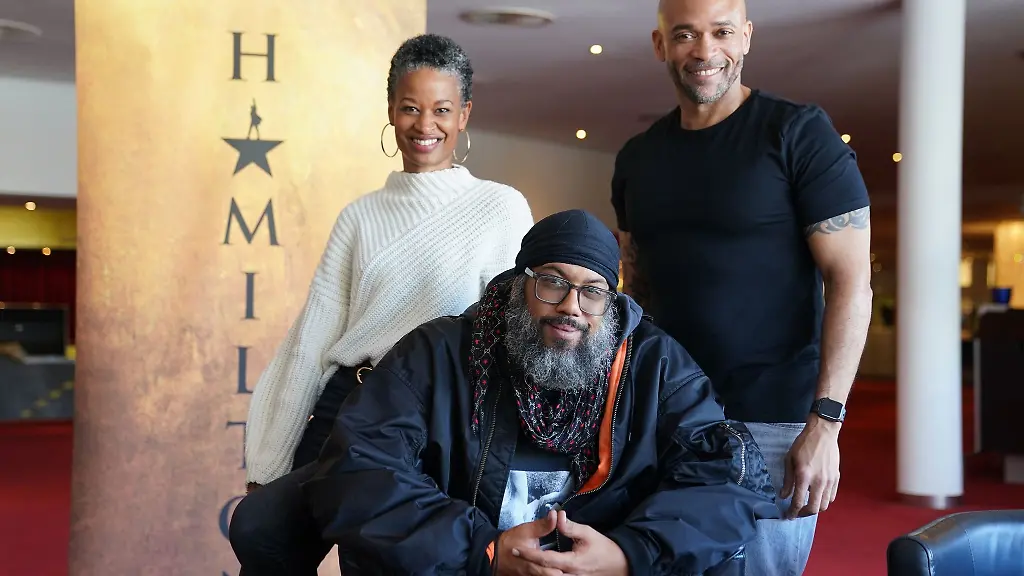 Hip-Hop-Kuenstler-Samy-Deluxe-M-Denise-Obedekah-sowie-Charles-Simmons-stehen-nach-einem-Medientermin-zusammen-im-Operettenhaus