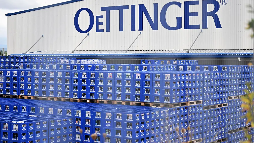 Getraenkekisten-mit-Leergut-stehen-auf-dem-Gelaende-der-Brauerei-Oettinger