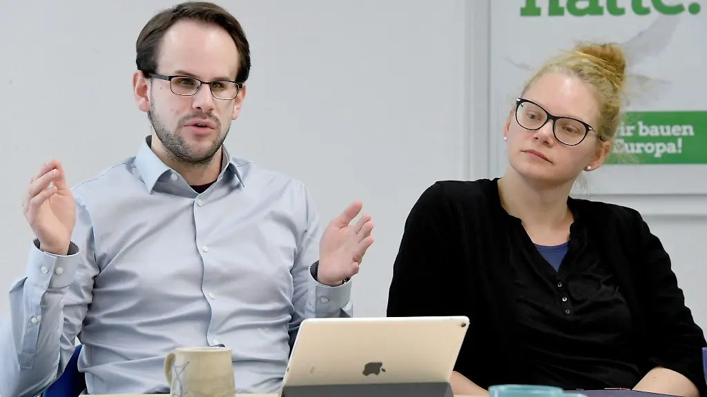 Anna-Tranziska-und-Steffen-Regis-die-Landesvorsitzenden-von-den-Gruenen-bei-einem-Pressegespraech