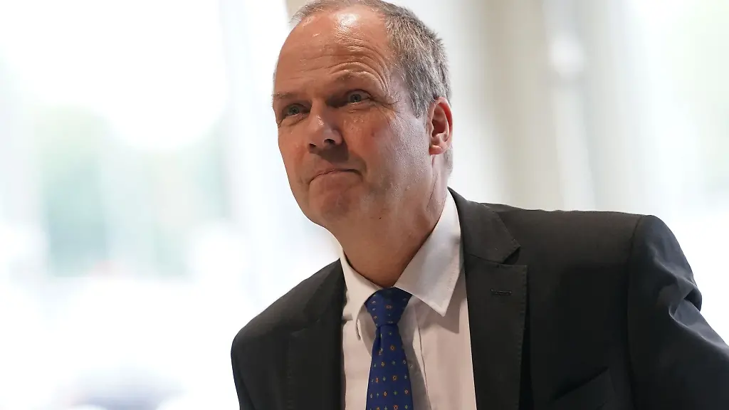 Werner-Schwarz-auf-dem-Landesparteitag-der-CDU-in-den-Holstenhallen