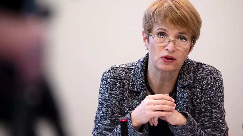 Martina-Muench-SPD-ehemalige-Wissenschaftsministerin-spricht-waehrend-einer-Pressekonferenz