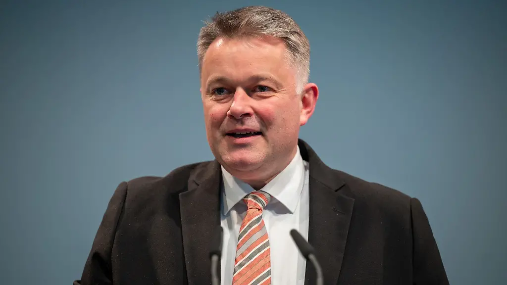 Gordon-Schnieder-CDU-Landtagsabgeordneter-spricht-beim-Landesparteitag-seiner-Partei