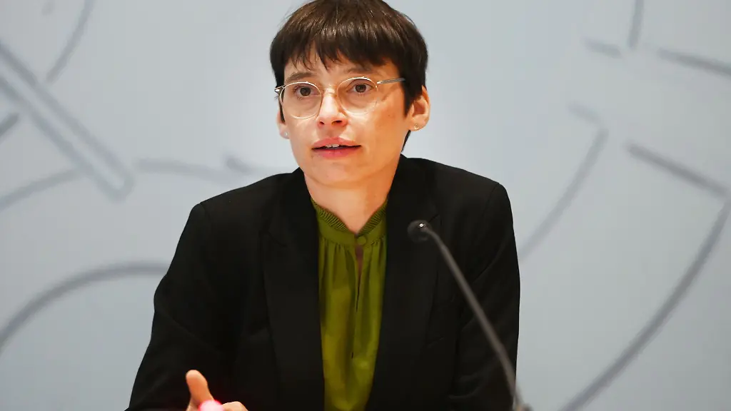 NRW-Familienministerin-Josefine-Paul-Gruene-spricht