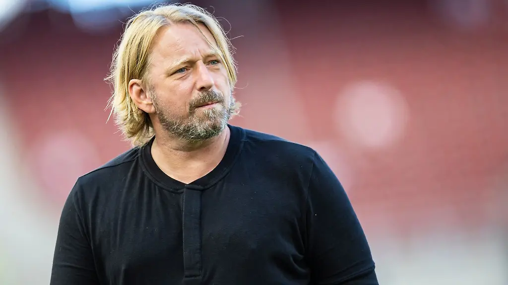 Stuttgarts-Sportdirektor-Sven-Mislintat-steht-vor-einem-Spiel-im-Stadion