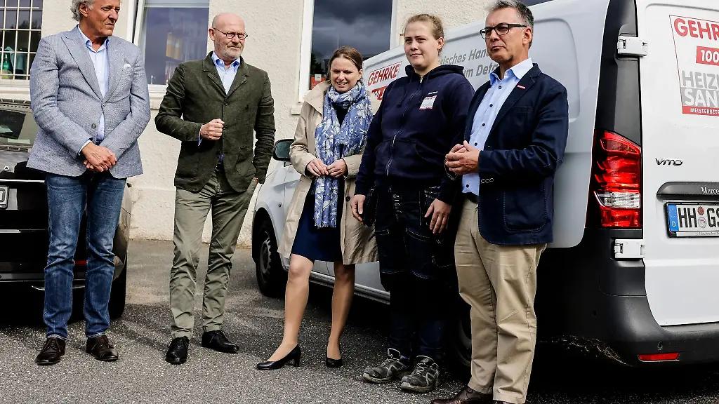 Firmeninhaber-Lorenz-Gehrke-l-r-Michael-Westhagemann-Arbeitssenatorin-Melanie-Leonhard-Melina-Koch-und-Handwerkspraesident-Hjalmar-Stemmann-stehen-zusammen