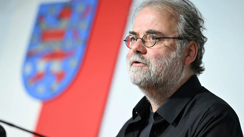 Steffen-Dittes-Die-Linke-Fraktionsvorsitzender-spricht-waehrend-der-Landespressekonferenz-im-Thueringer-Landtag