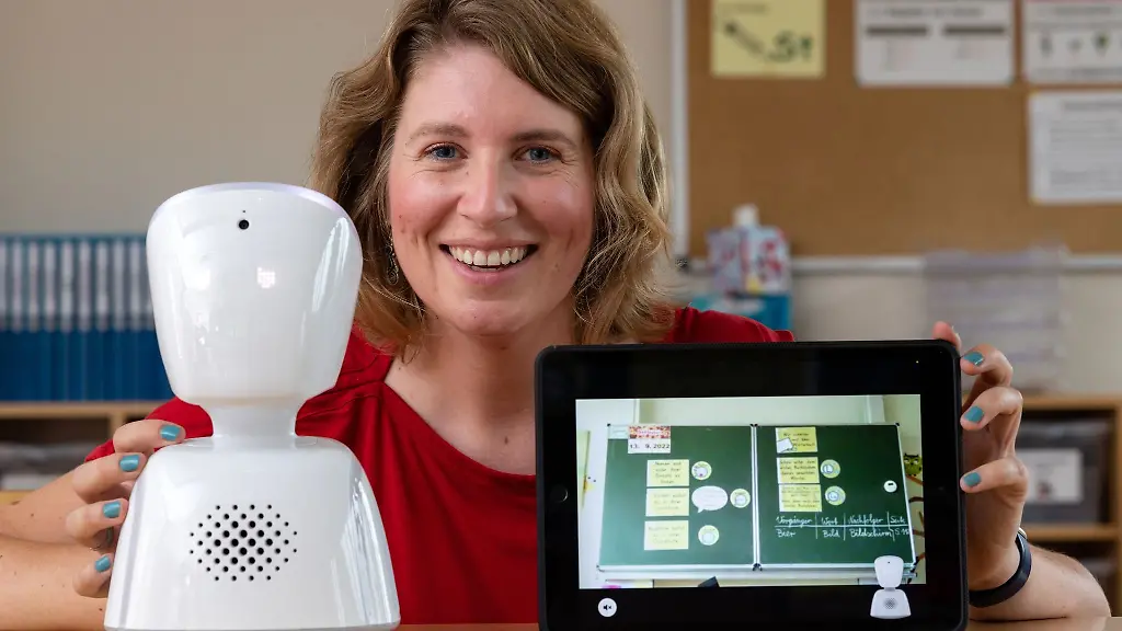 Mireille-Le-Lievre-zeigt-einen-Avatar-Roboter-der-von-einem-von-ihr-betreutes-an-Krebs-erkranktes-Kind-genutzt-wird