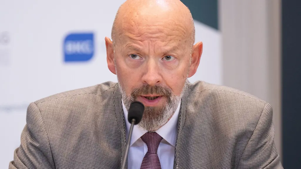 Stephan-Helm-Geschaeftsfuehrer-der-Deutschen-Krankenhausgesellschaft-spricht-auf-einer-Pressekonferenz-der-Deutschen-Krankenhausgesellschaft