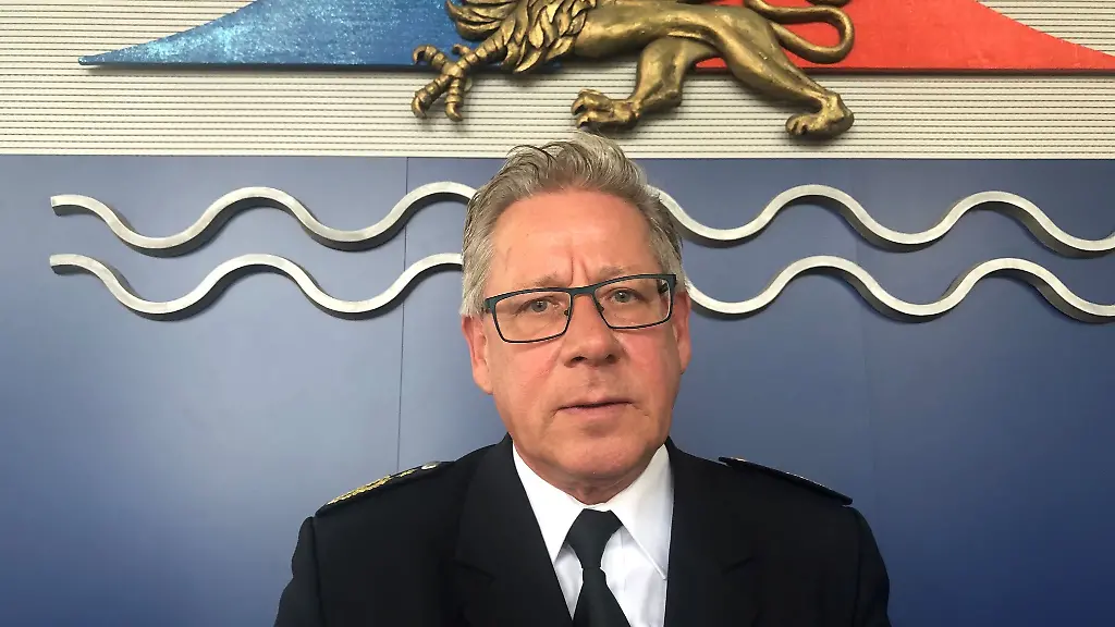 Nils-Hoffmann-Ritterbusch-Inspekteur-der-Landespolizei-MV-nach-einer-Pressekonferenz-im-Rostocker-Rathaus