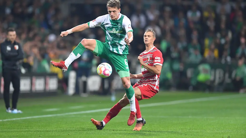 Werders-Jens-Stage-l-kaempft-gegen-Augsburgs-Robert-Gumny-um-den-Ball