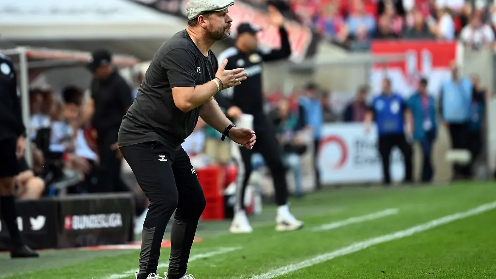 Koelns-Trainer-Steffen-Baumgart-an-der-Linie
