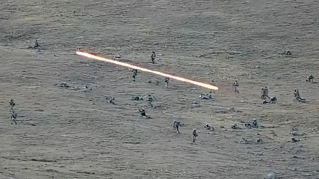 Aserbaidschanische-Soldaten-ueberqueren-die-armenisch-aserbaidschanische-Grenze-und-naehern-sich-armenischen-Stellungen