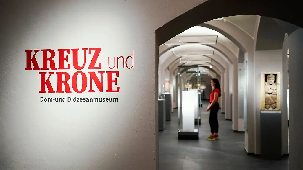 Eine-Frau-betrachtet-im-Historischen-Museum-der-Pfalz-ein-Ausstellungsstueck