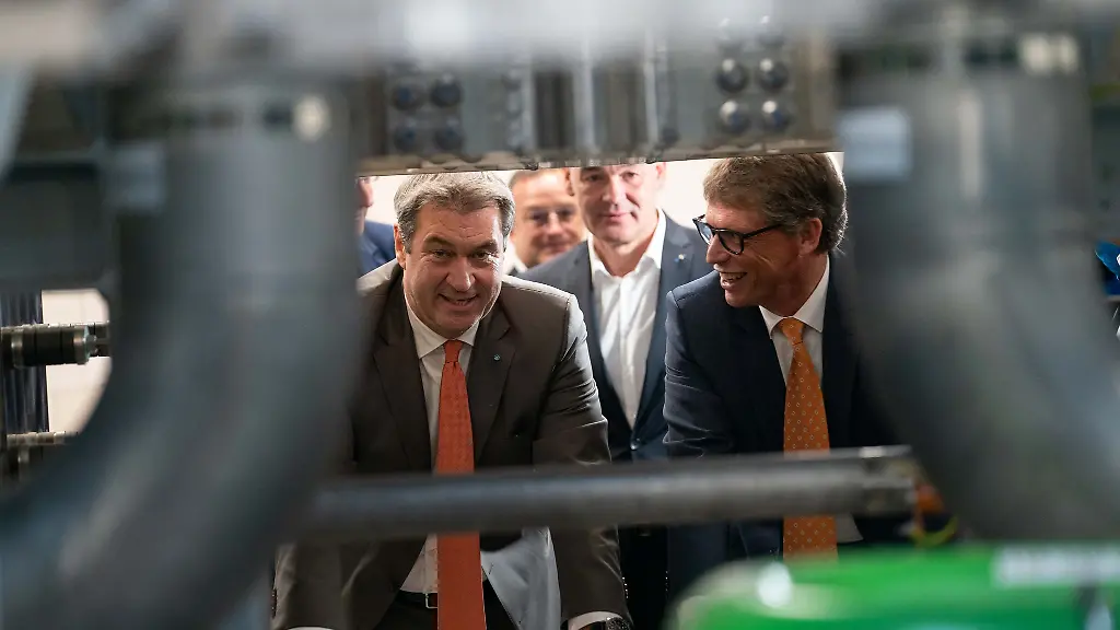 Bayerns-Ministerpraesident-Markus-Soeder-l-und-Siemens-Vorstand-Matthias-Rebellius-in-Wunsiedel