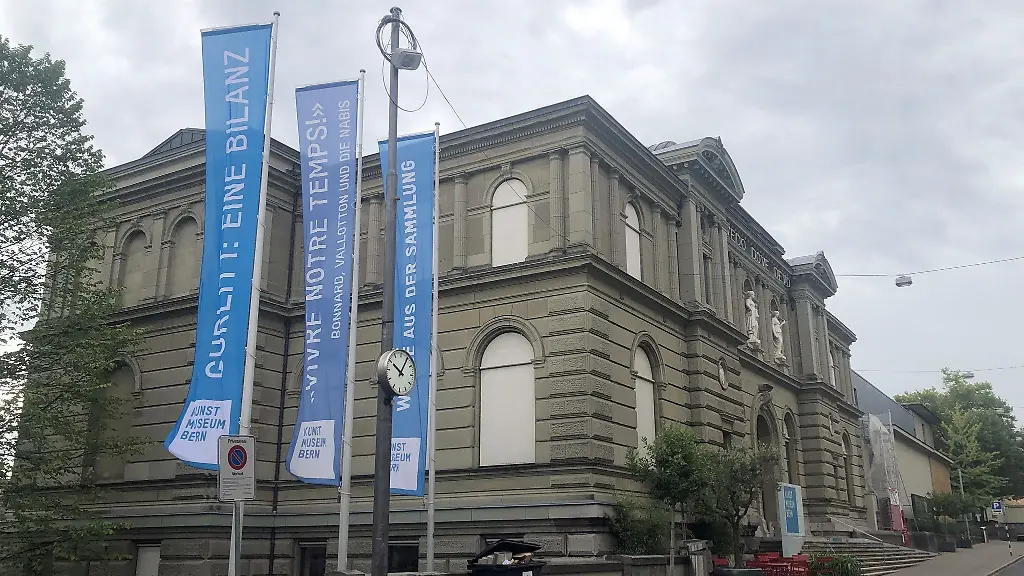 Fahnen-mit-dem-Aufdruck-Gurlitt-Eine-Bilanz-haengen-vor-dem-dem-Kunstmuseum