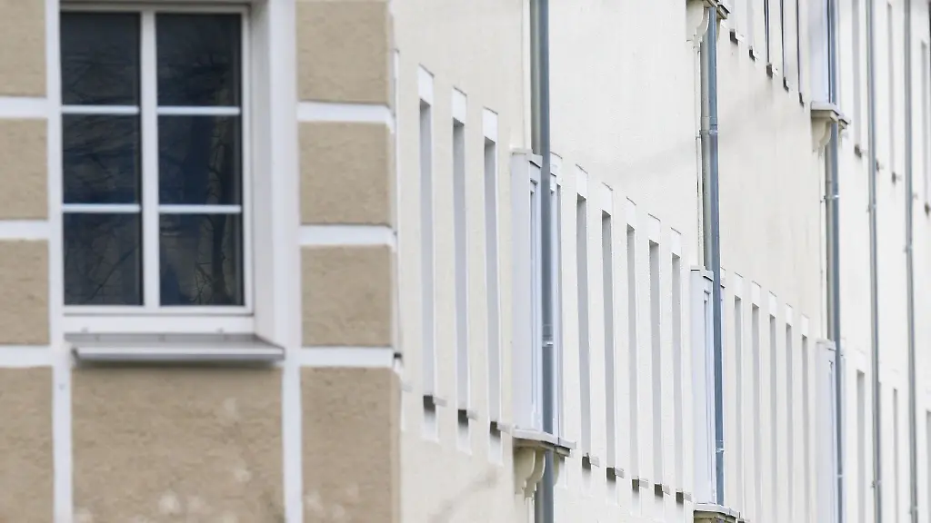 Blick-auf-ein-Mehrfamilienhaus-in-der-Innenstadt
