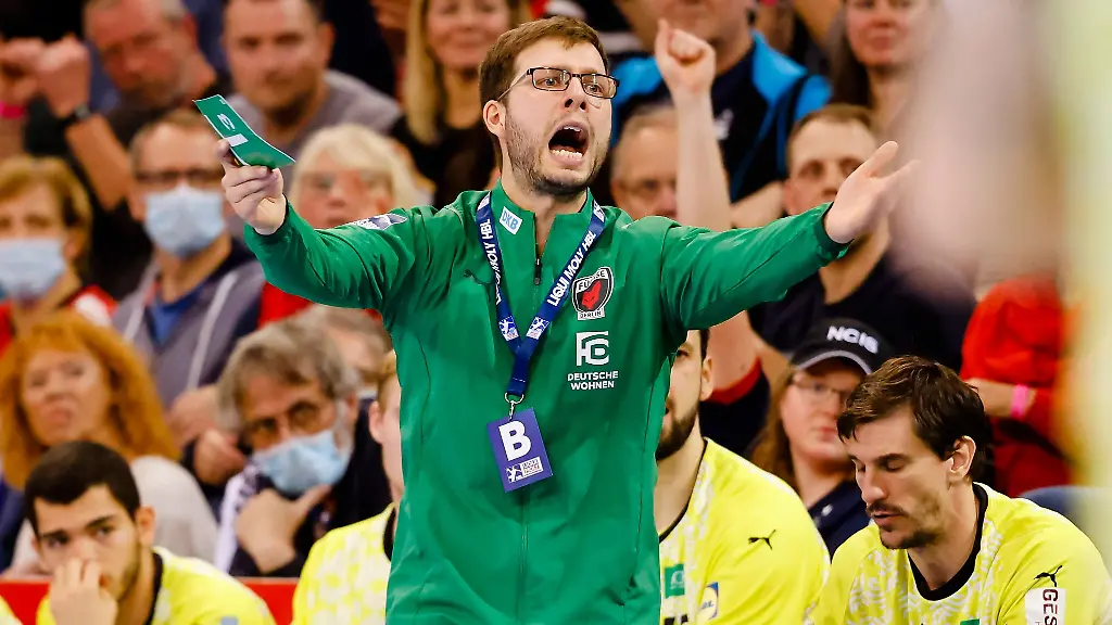 Berlins-Trainer-Jaron-Siewert-gestikuliert-an-der-Seitenlinie