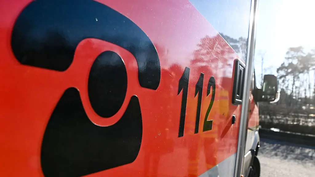 Der-Schriftzug-112-fuer-die-Notrufnummer-steht-auf-einem-Rettungswagen