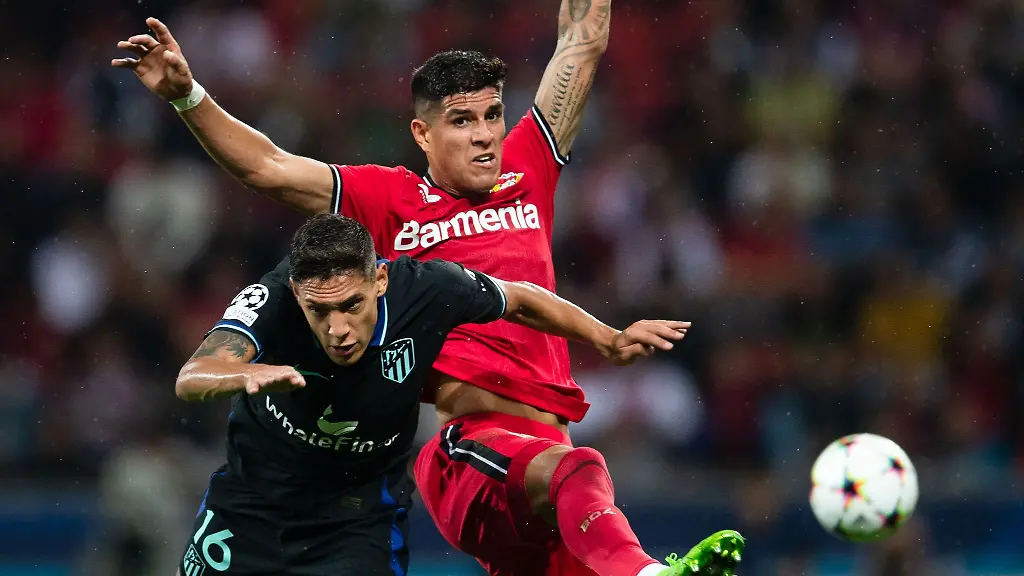 Leverkusens-Piero-Hincapie-r-und-Madrids-Nahuel-Molina-im-Zweikampf