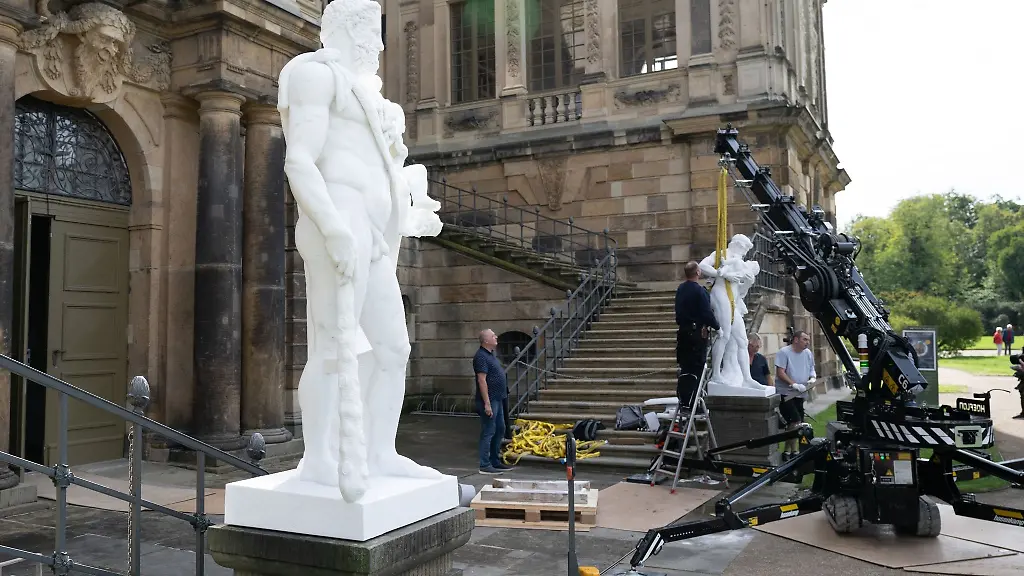 Die-Marmorkopie-Silen-l-und-Herkules-stehen-auf-einem-Podest