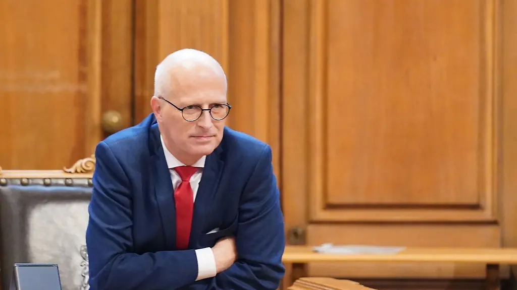 Peter-Tschentscher-SPD-Erster-Buergermeister-und-Praesident-des-Senats-der-Freien-und-Hansestadt-Hamburg-sitzt-auf-der-Senatsbank