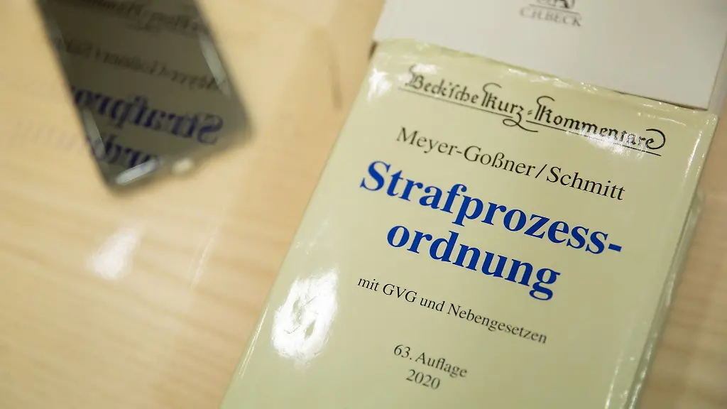 Eine-Ausgabe-der-Strafprozessordnung-liegt-in-einem-Gerichtssaal