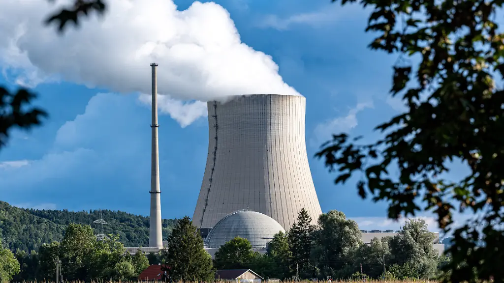 Isar-2-und-Neckarwestheim-werden-zur-Absicherung-fuer-den-Winter-bis-April-2023-als-Einsatzreserve-zur-Verfuegung-stehen-sagte-Wirtschaftsminister-Habeck