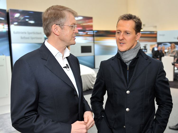 Links der Entwickler, rechts der Fahrer: Daimler-Manager Thomas Weber befragt Rennfahrer Michael Schumacher zu seinen Ansichten (Archivbild).