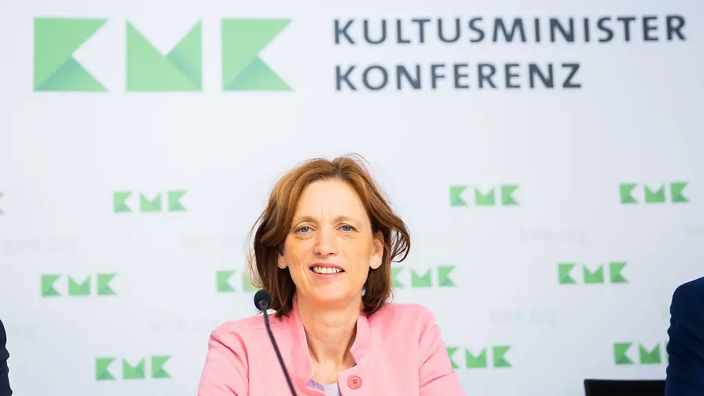 Schleswig-Holsteins-Bildungsministerin-Karin-Prien-kommt-zu-einer-Pressekonferenz