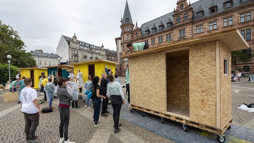 Menschen-errichten-in-der-Wiesbadener-Innenstadt-Little-Homes-fuer-Obdachlose